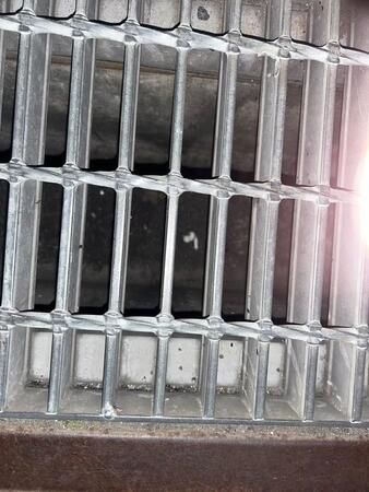 側溝に落ちたAirPods／ニケさん（@p63w_）提供