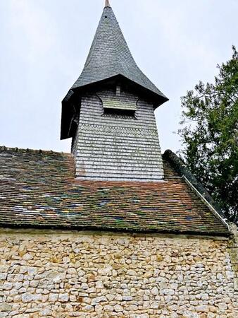 サン・ヴィゴール・ド・ミュー礼拝堂の三角屋根。再建を手がけた田窪氏が色をつけて焼いた特別なガラス瓦が敷き詰められている（画像提供：タカハシヤスコさん）