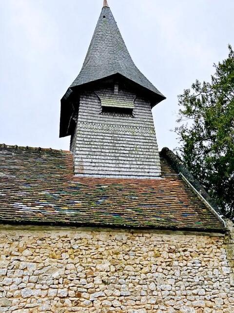 サン・ヴィゴール・ド・ミュー礼拝堂の三角屋根。再建を手がけた田窪氏が色をつけて焼いた特別なガラス瓦が敷き詰められている（画像提供：タカハシヤスコさん）