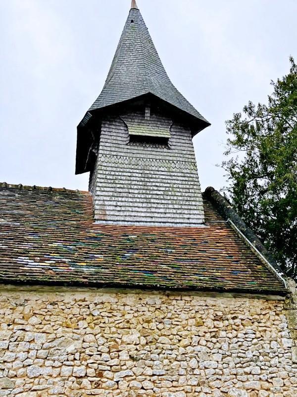 サン・ヴィゴール・ド・ミュー礼拝堂の三角屋根。再建を手がけた田窪氏が色をつけて焼いた特別なガラス瓦が敷き詰められている（画像提供：タカハシヤスコさん）