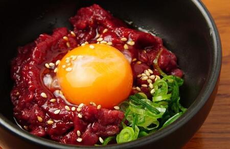 生ハムでユッケが作れる！？※画像はイメージです（photosomething/stock.adobe.com）