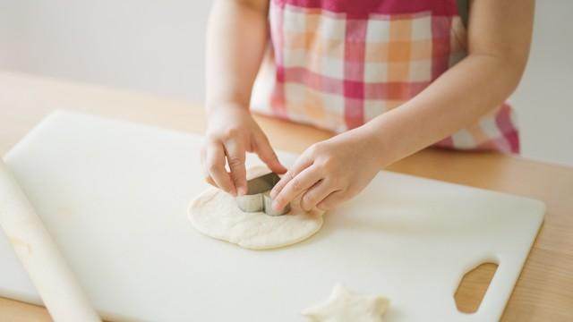 クッキーを作る女の子　※この画像はイメージです（polkadot/stock.adobe.com）