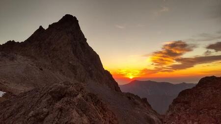 朝日が昇る槍ヶ岳（ 栄一 高村/stock.adobe.com）