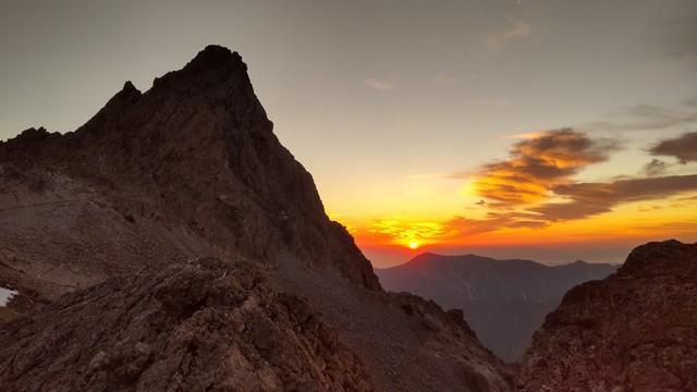朝日が昇る槍ヶ岳（ 栄一 高村/stock.adobe.com）