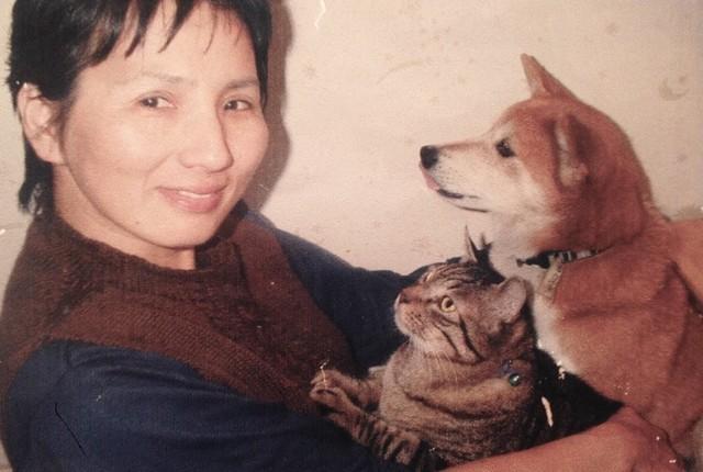 セアまりさんの傍にはいつも動物がいた。犬は1歳くらいで捨てられていたそば。猫は交通事故に遭っていたのを保護したくー（写真提供=セアまり。以下同）