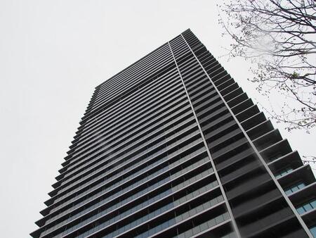 十三にそびえ立つ「ジオタワー大阪十三」