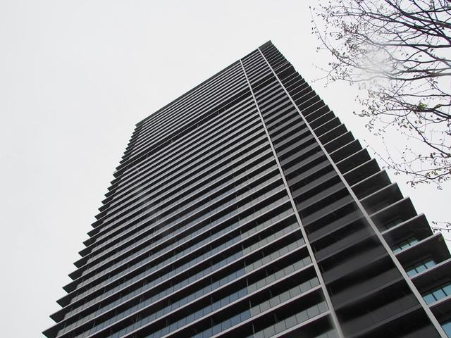 十三にそびえ立つ「ジオタワー大阪十三」