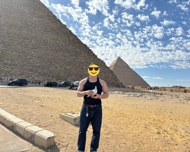 洗う前のデニムを着用した様子。昨年12月、エジプト旅行時に撮影／ニラ根っこしましょ。さん（@1leek1roots）提供