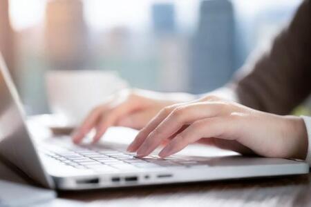 AIコーディングアシスタントツールを利用するエンジニアの約9割が「生産性向上」を実感　※画像はイメージです（Metro Hopper/stock.adobe.com）