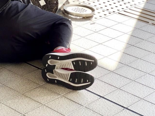 11年前、友人ら4人で飲み歩き、熱燗やさまざまな酒を“ちゃんぽん”した末、路上で倒れてしまったという投稿主（photoACより「himawariin」さん撮影、イメージ画像）