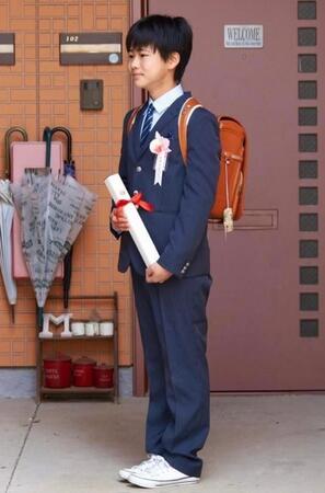 小1入学式→小6卒業式 成長した息子と小さくなったランドセル 同じ構図