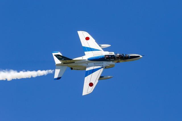 機体を傾けて飛ぶブルーインパルス※画像はイメージです（w_p_o/stock.adobe.com）