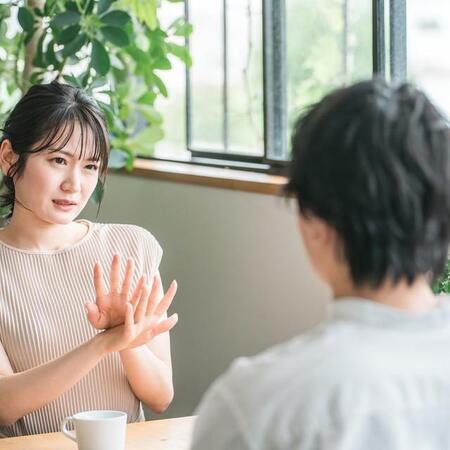 褒めても打ち消してくる男性は話しにくい…　※画像はイメージです（FineGraphics/photoAC）