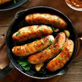 ソーセージの香ばしい焼き目も、食欲をそそります。　※画像はイメージです（voltan/stock.adobe.com）
