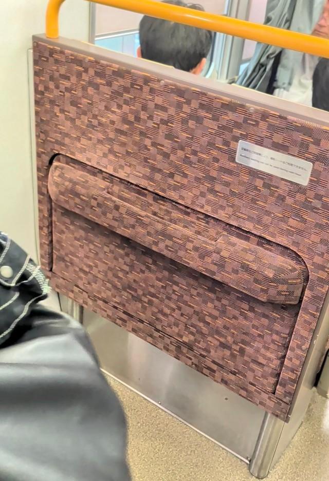 真ん中の溝に手をかけて引き出すと（えいじさん提供）
