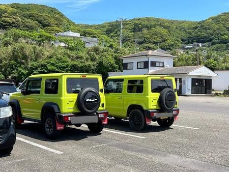 しかずきんさんの愛車である“黄色いジムニー”の隣に、まったく同じカラーのジムニーが！（しかずきんさん提供）