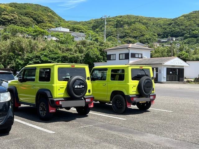 しかずきんさんの愛車である“黄色いジムニー”の隣に、まったく同じカラーのジムニーが！（しかずきんさん提供）
