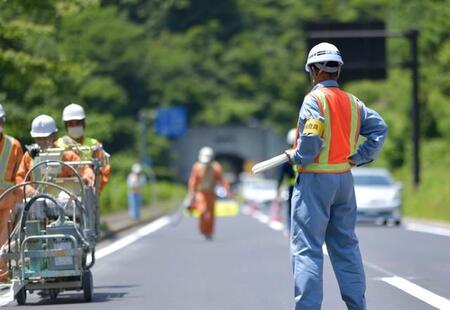 道路の路面標示工事を行う作業員たち※画像はイメージです（godfather/stock.adobe.com）