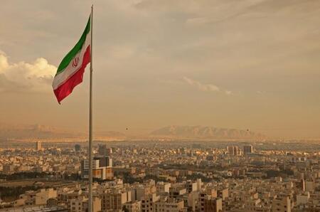 テヘランにたなびくイラン国旗（Borna_Mir/stock.adobe.com）