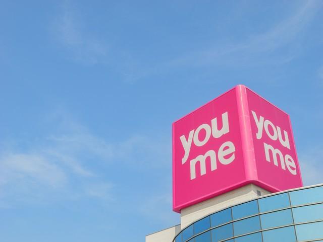 ゆめタウンの象徴的なピンクのロゴ看板 ※画像はイメージです（akio-mic/stock.adobe.com）