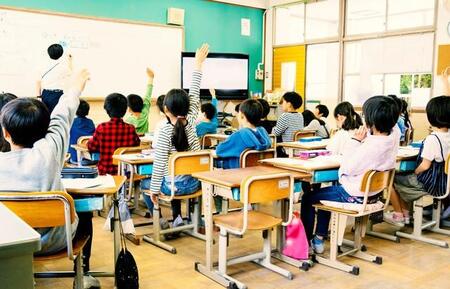 35人前後の子どもたちを受け持つ学級担任。経験の浅い新卒教師にとって、その負担は大きい ※画像はイメージです（studio11/stock.adobe.com）