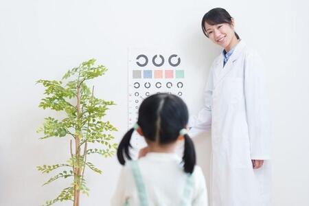 視力矯正が必要な子どもは約3割　※画像はイメージです（polkadot/stock.adobe.com）