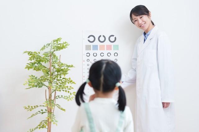 視力矯正が必要な子どもは約3割　※画像はイメージです（polkadot/stock.adobe.com）