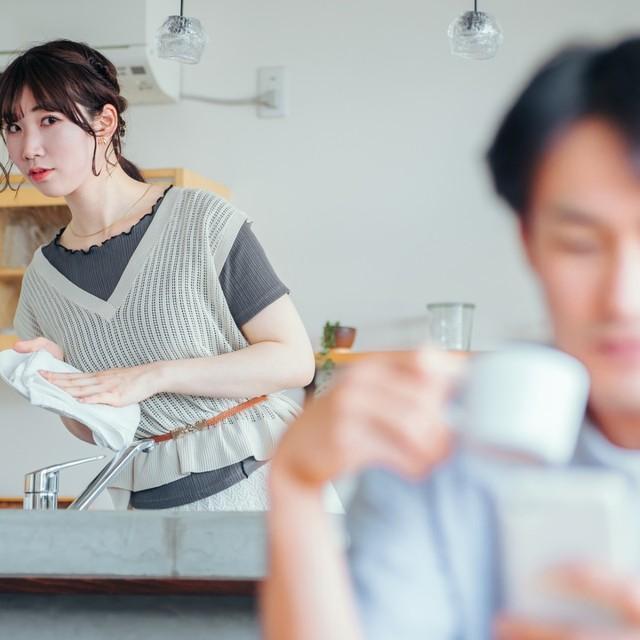 スマホを手放さなくなった夫　※画像はイメージです（FineGraphics/photoAC）