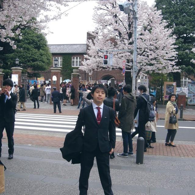 【ビフォー写真】入学式では黒いスーツを着て短髪だった男性。卒業写真では…／窓賀茜さん（@MadogaAkane）提供