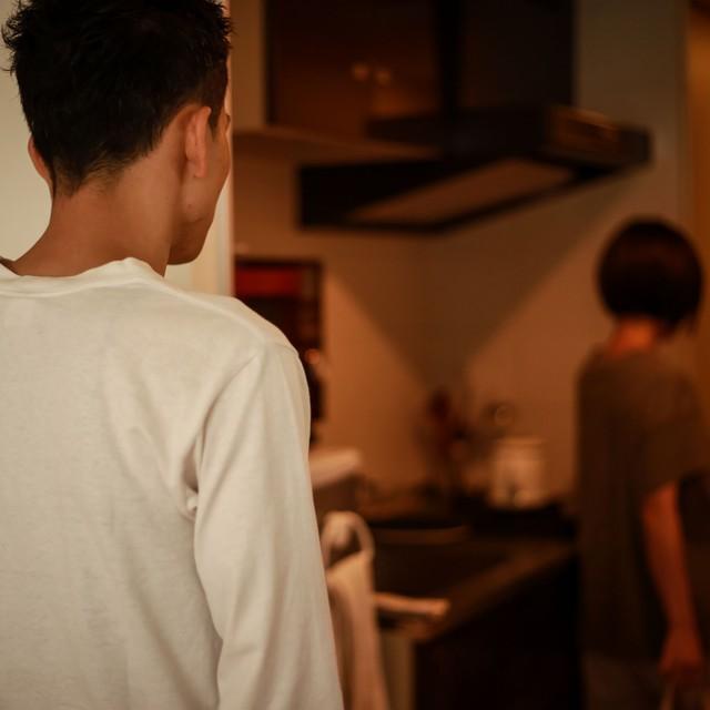 ストレスから妻に八つ当たりしてしまって…　※画像はイメージです（FineGraphics/photoAC）