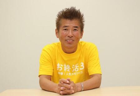 インタビューも全力投球の勝俣州和さん＝大阪市内