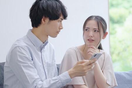 既婚者がSNSで異性とやりとりすると不倫になる？　※画像はイメージです（polkadot/stock.adobe.com）