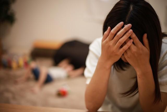 子育てに悩む母親※画像はイメージです（yamasan/stock.adobe.com）