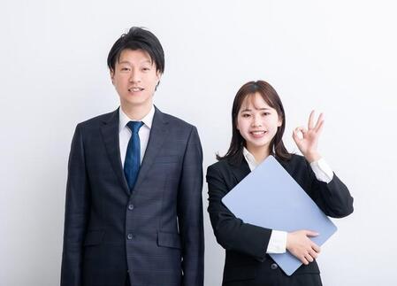 スーツを着た男女※画像はイメージです（健二 中村/stock.adobe.com）