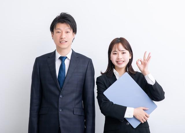 スーツを着た男女※画像はイメージです（健二 中村/stock.adobe.com）