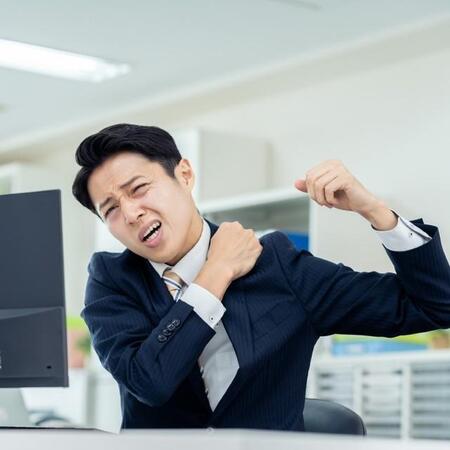 マッサージに通っても首肩はまったく治らない…　※画像はイメージです（arancione/photoAC）
