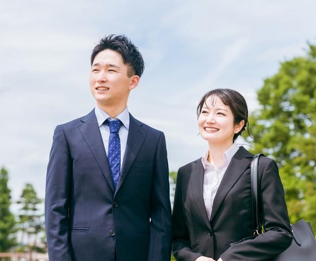 新社会人の男女※画像はイメージです（buritora/stock.adobe.com）
