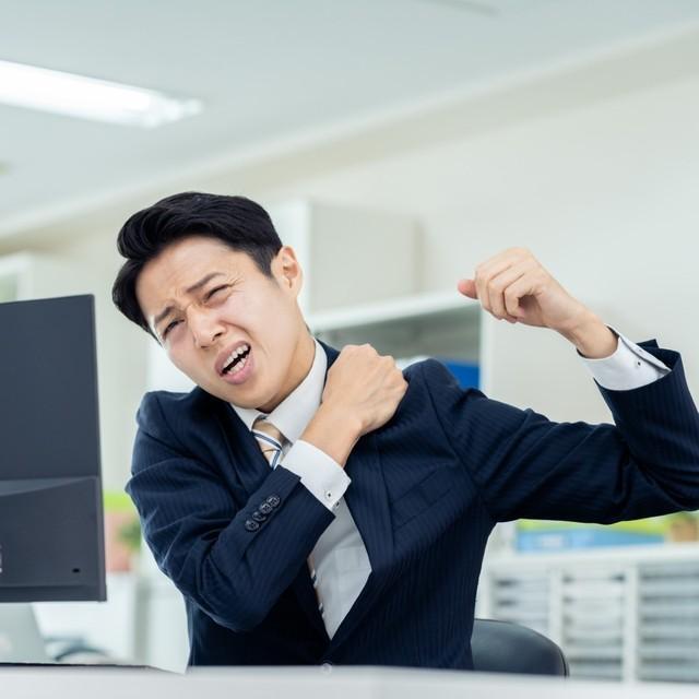 マッサージに通っても首肩はまったく治らない…　※画像はイメージです（arancione/photoAC）