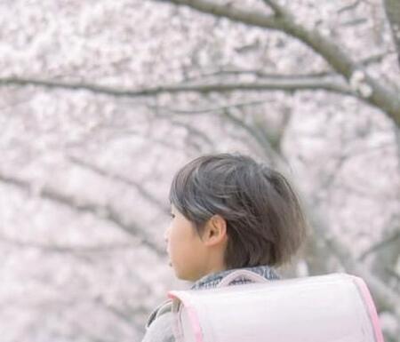 「薄いピンクのランドセルがいい！」 黒か青を予想していた母の戸惑い、1年後のわが子にほっこり　同色のスニーカーのおねだりも