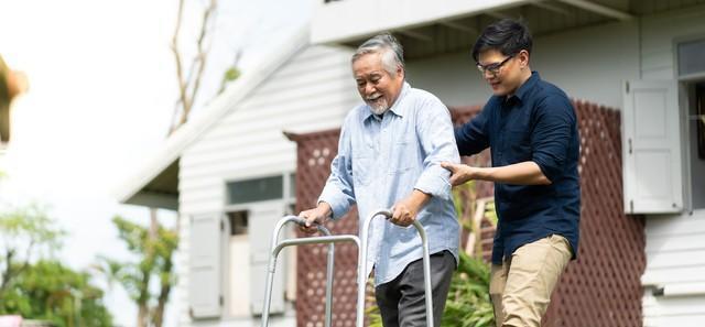 介護する男性※画像はイメージです（NVB Stocker/stock.adobe.com）