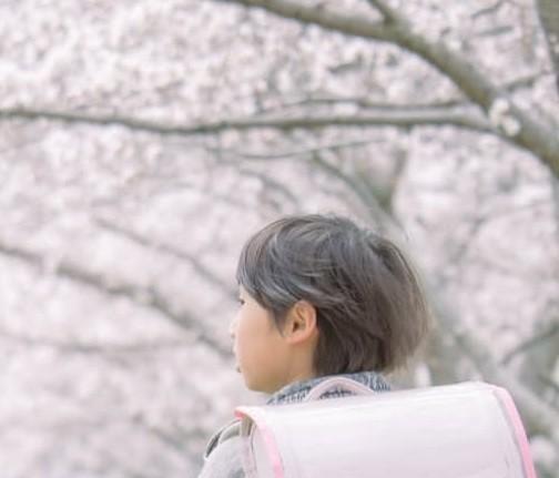 「薄いピンクのランドセルがいい！」 黒か青を予想していた母の戸惑い、1年後のわが子にほっこり　同色のスニーカーのおねだりも