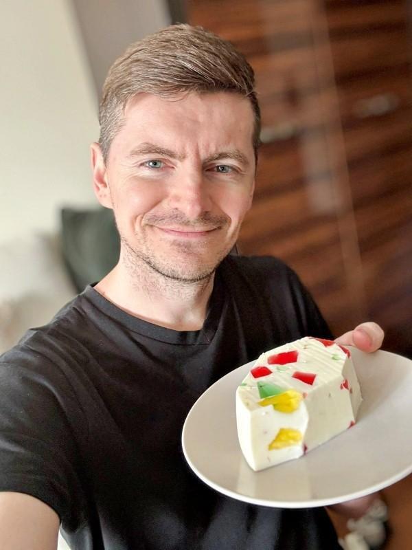ラトビア人ロマンさん、お手製のケーキを披露（画像提供：ラトビア人ロマンさん）