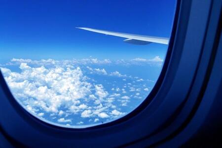 飛行機の窓から見える空のイメージ　※この画像はイメージです（mixx_mixx/stock.adobe.com）