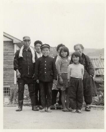 こりゃええのぉ～」79歳父の中学時代の白黒写真 AIでカラー化したら