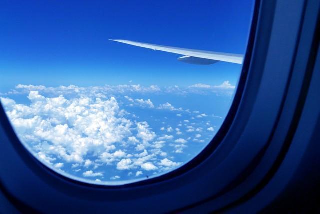 飛行機の窓から見える空のイメージ　※この画像はイメージです（mixx_mixx/stock.adobe.com）