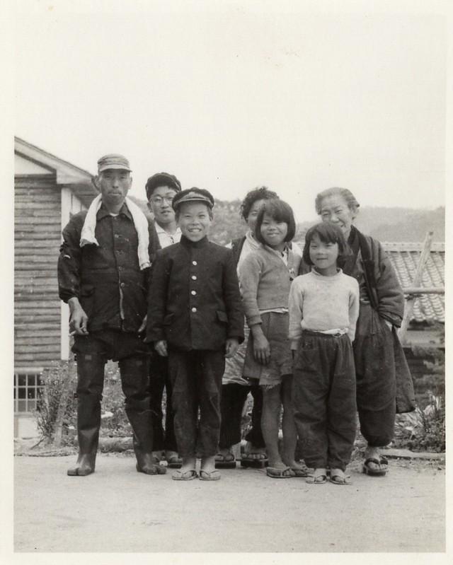 こりゃええのぉ～」79歳父の中学時代の白黒写真 AIでカラー化したら