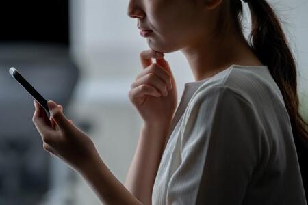 携帯電話がないと「仕事に応募すること自体ができない」　※画像はイメージです（naka/stock.adobe.com）