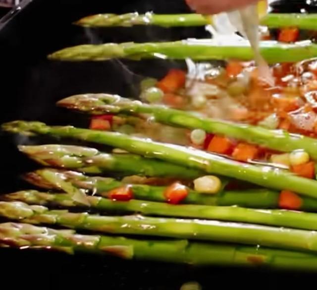 「クッキングパパ」の野菜をゼラチンで固めたクリスタルボール　作ってみたら外れない！　どうすれば…パパ軍団が総力戦「叩き割れ」
