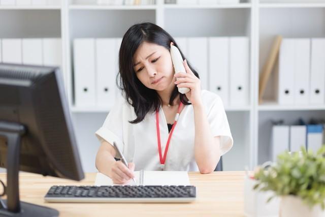 女性会社員の約2人に1人が「電話取次ぎで集中力が途切れる」　※画像はイメージです（hanack/stock.adobe.com）