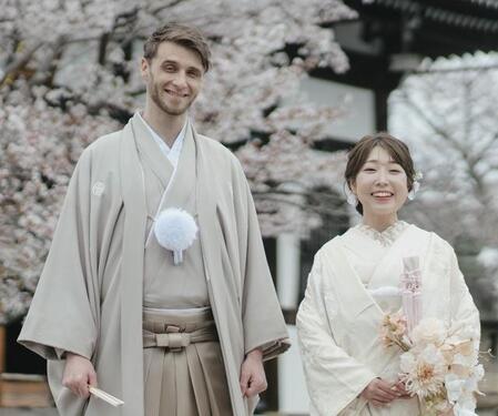 和装姿で笑顔を見せる2人。背景には京都の寺院と満開の桜／投稿主さん提供＝画像をトリミングしています